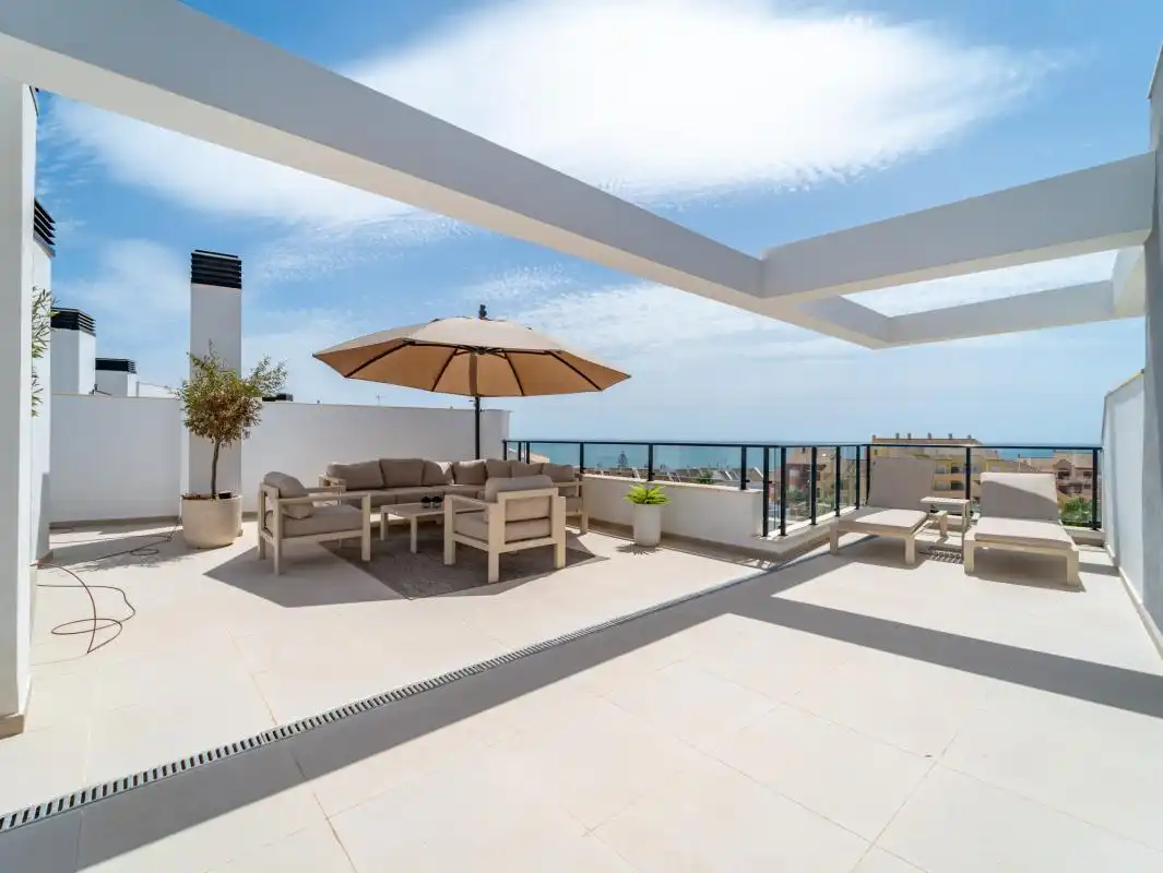 Terrasse von Wohnung zum Verkauf in Manilva mit Klimaanlage, Heizung und Privatgarten