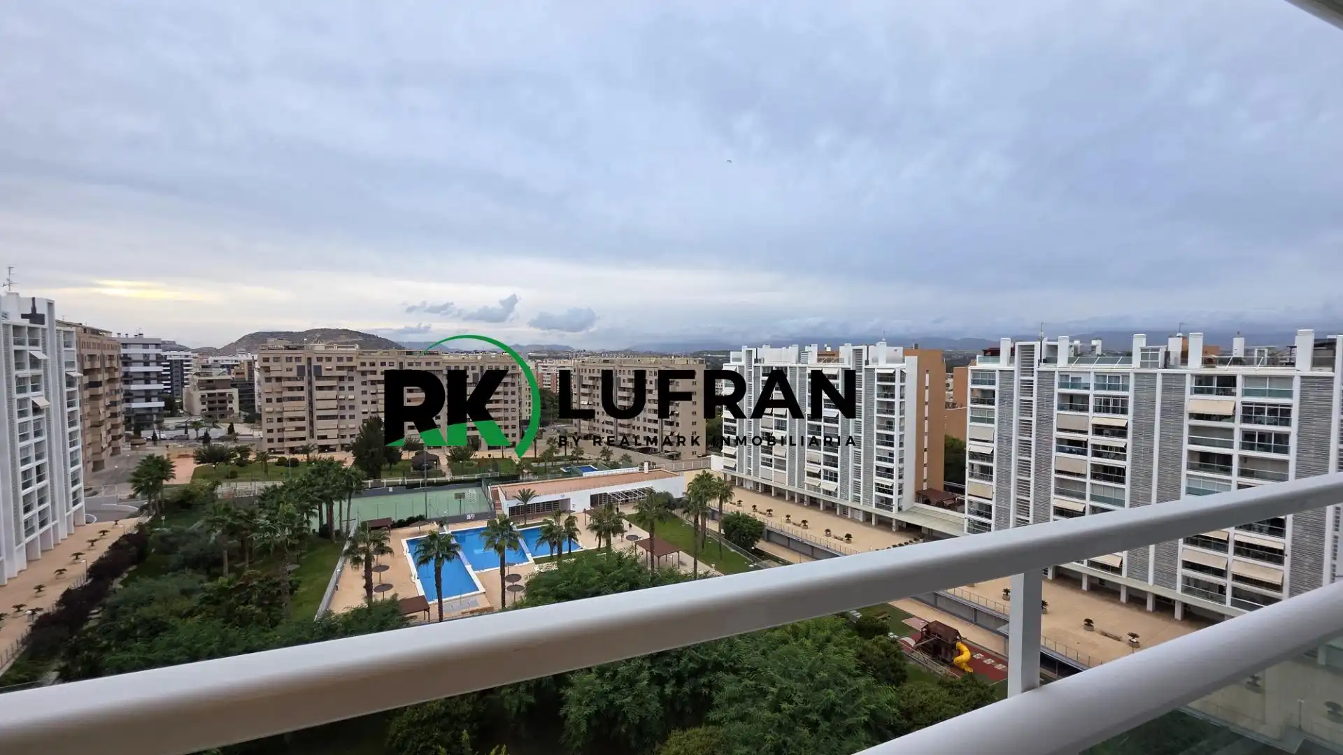 Vista exterior de Àtic en venda en Alicante / Alacant amb Aire condicionat, Calefacció i Jardí privat