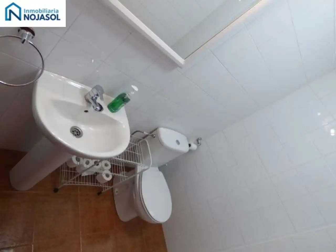 Badezimmer von Einfamilien-Reihenhaus zum Verkauf in Bareyo mit Heizung, Terrasse und Möbliert