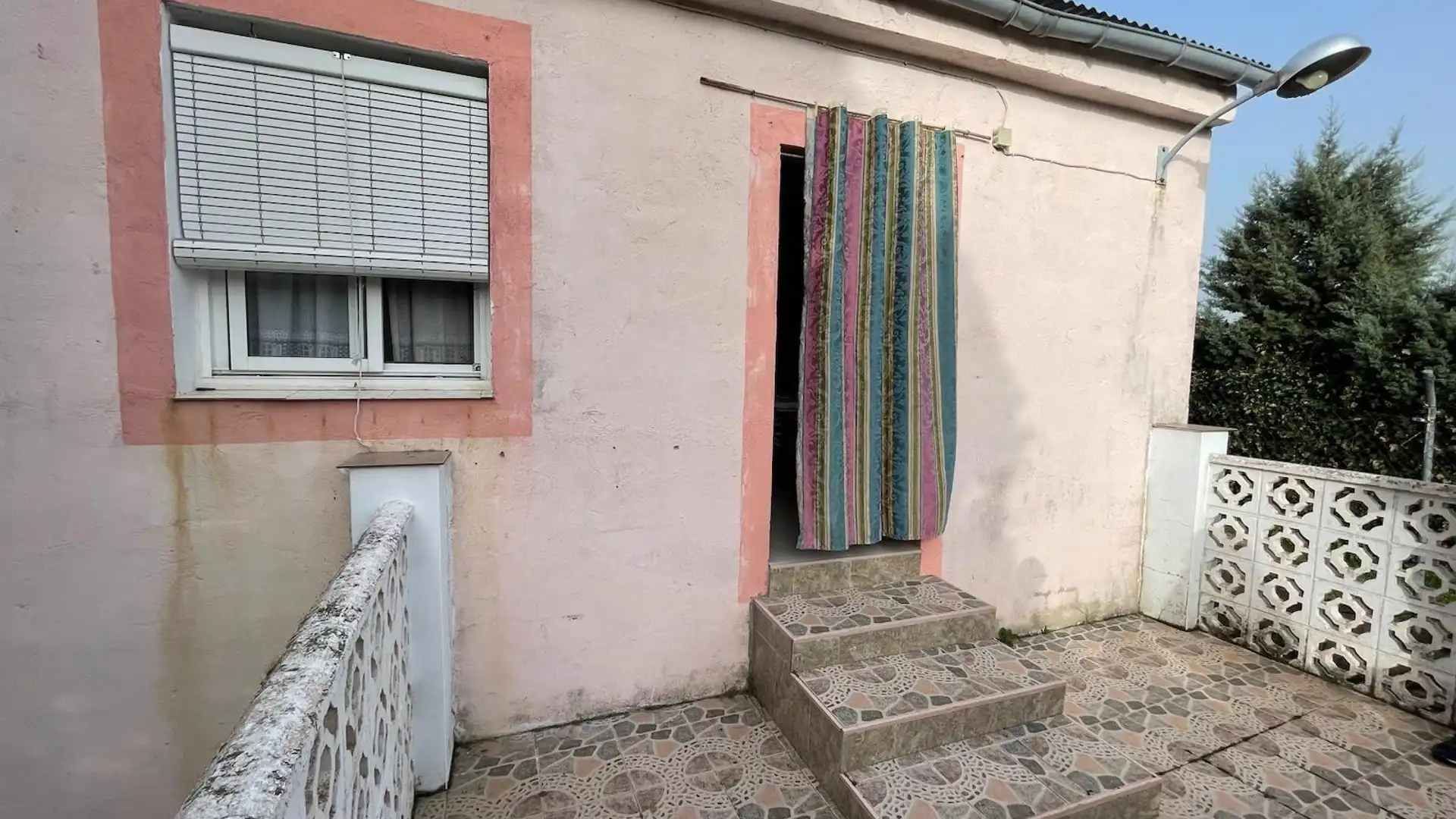 Exterior view of Houses for sale in Cáceres Capital  with Air Conditioner and Storage room