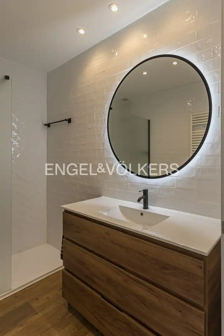 Bathroom of Flat for sale in Madrid  with Air Conditioner and Heating