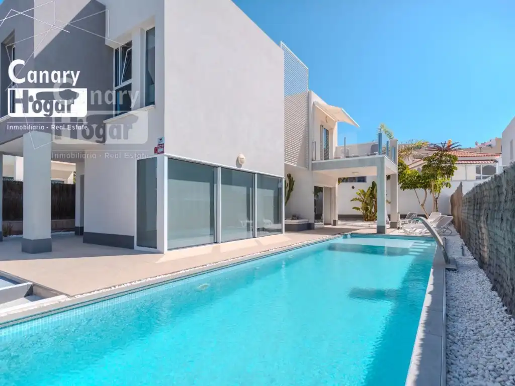 Vista exterior de Casa o xalet en venda en Adeje amb Jardí privat, Piscina i Balcó