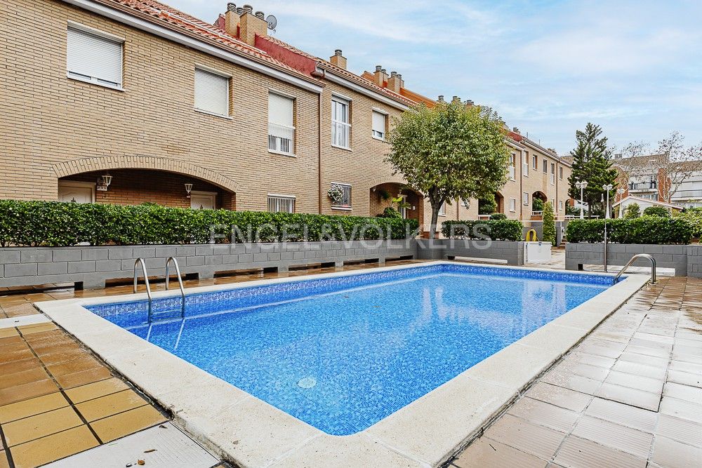 Vista exterior de Casa adosada en venda en Molins de Rei amb Aire condicionat, Calefacció i Jardí privat