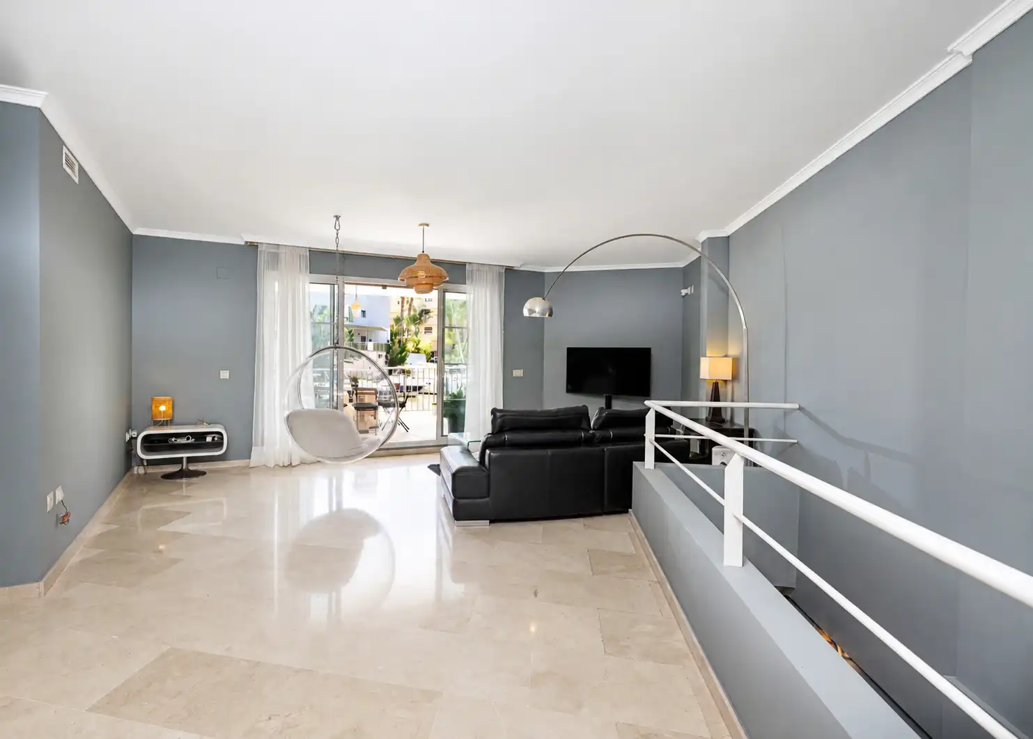 Sala d'estar de Dúplex en venda en Sotogrande amb Aire condicionat, Terrassa i Traster