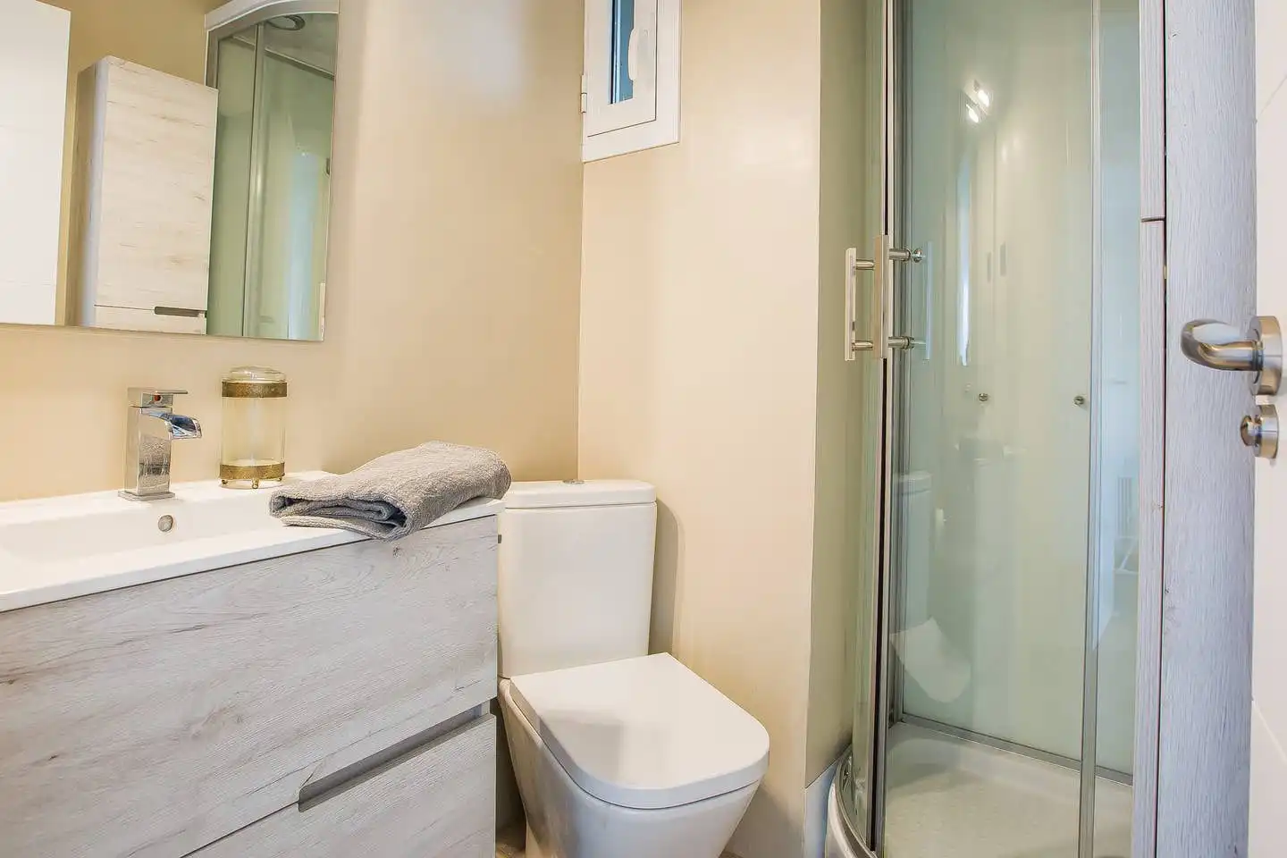 Baño de Piso de alquiler en Gavà con Calefacción, Terraza y Piscina comunitaria