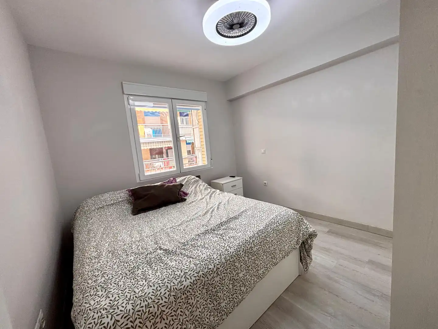 Habitación de Piso en venta en Alicante / Alacant con Aire acondicionado, Terraza y Amueblado