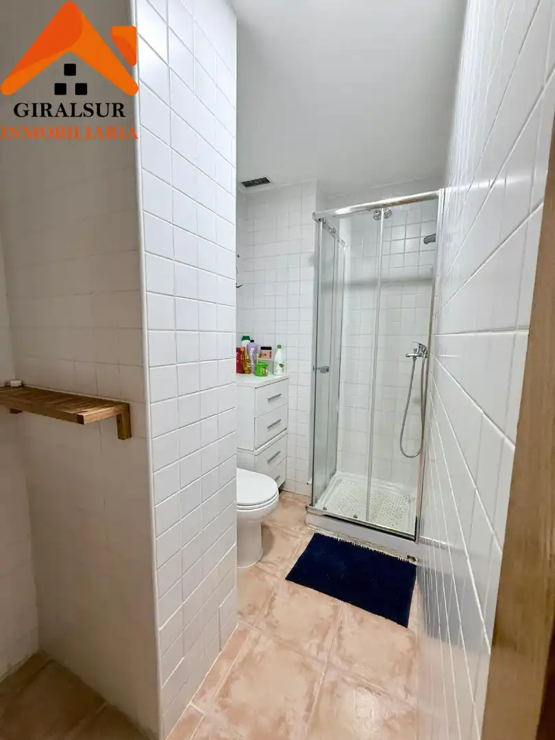 Bathroom of Flat for sale in Sevilla  with Air Conditioner, Terrace and Storage room