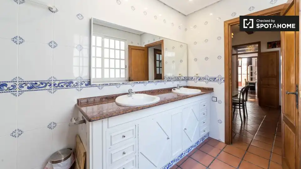 Badezimmer von Wohnung zur untervermieten in Valencia mit Klimaanlage, Heizung und Möbliert