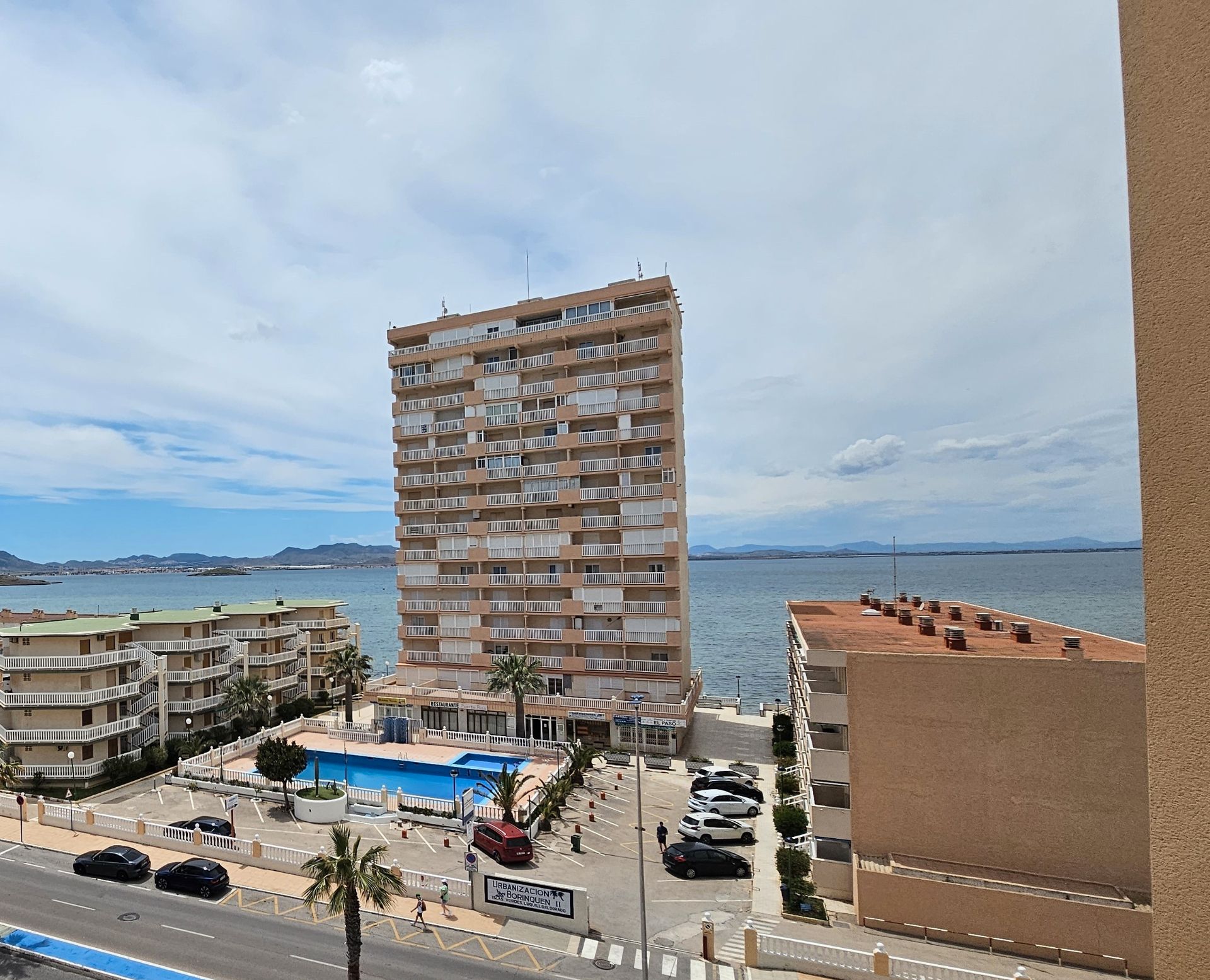Vista exterior de Apartamento en venta en La Manga del Mar Menor con Terraza, Amueblado y Piscina comunitaria