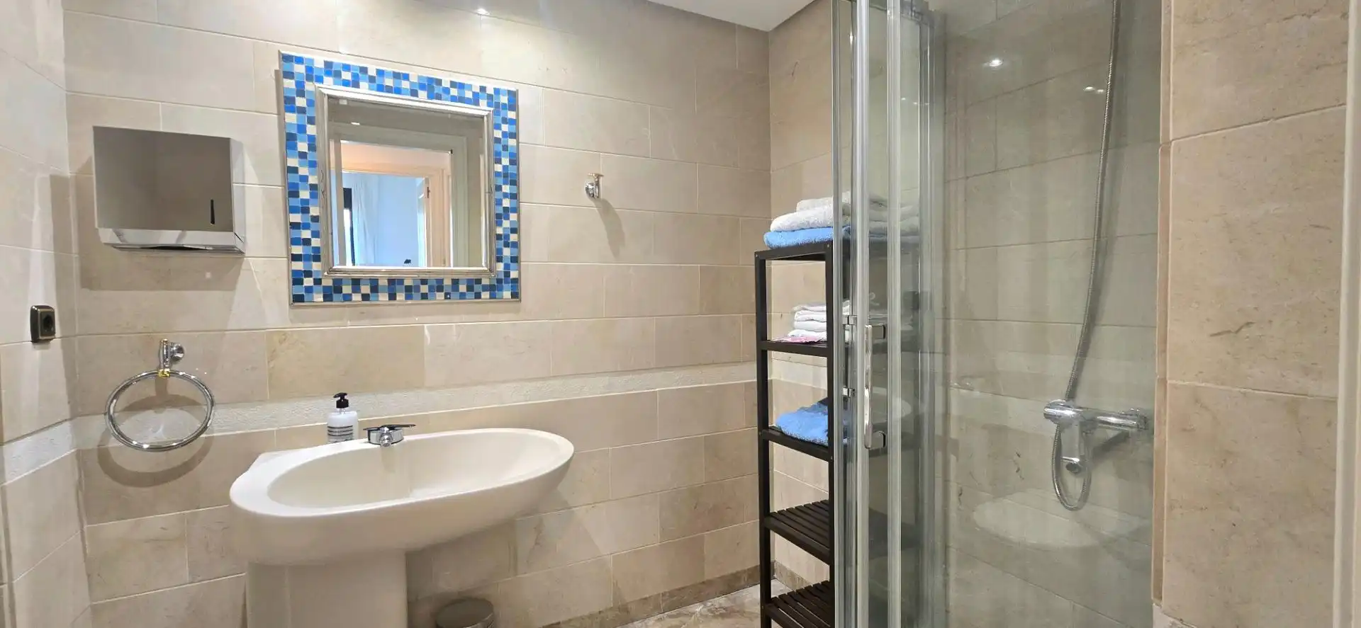 Bany de Pis de lloguer en Marbella amb Aire condicionat, Moblat i Jacuzzi