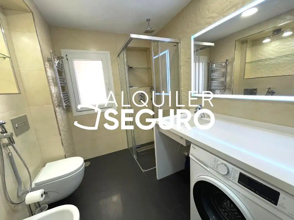 Bathroom of Flat for rent in Madrid  with Air Conditioner, Heating and Furnished
