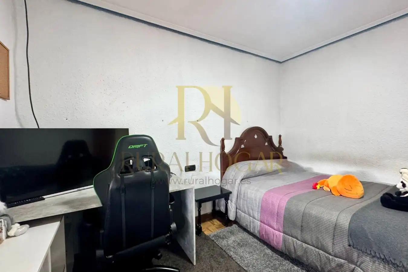 Bedroom of Commercial properties for sale in Villamanín  with Heating, Terrace and Furnished
