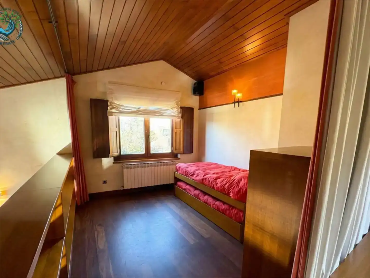 Dormitori de Casa o xalet en venda en Covaleda amb Jardí privat, Parquet i Moblat