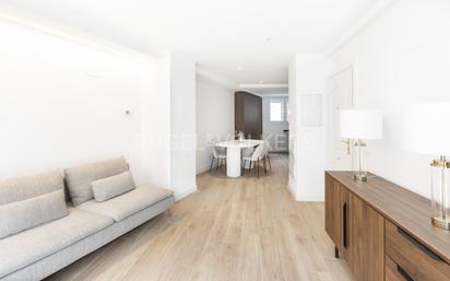 Sala d'estar de Apartament en venda en  Madrid Capital amb Aire condicionat, Terrassa i Piscina