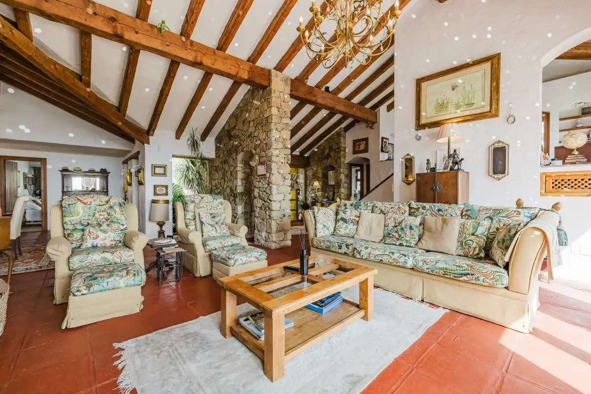 Sala d'estar de Casa o xalet en venda en Estepona amb Aire condicionat, Calefacció i Jardí privat