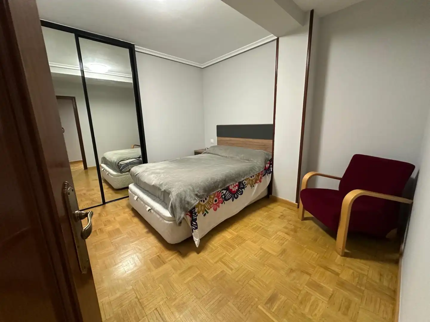 Dormitori de Pis en venda en Oviedo  amb Calefacció, Parquet i Traster