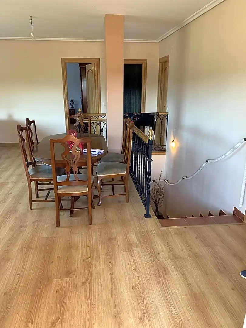 Menjador de Casa o xalet en venda en  Logroño amb Calefacció, Parquet i Terrassa