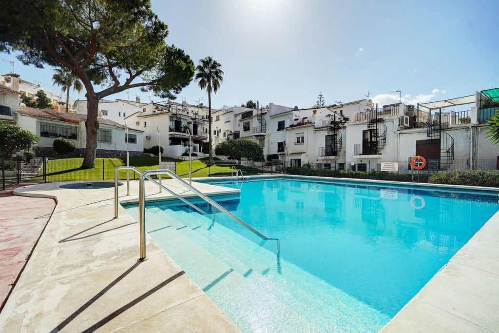 Vista exterior de Casa adosada en venda en Marbella amb Aire condicionat, Terrassa i Moblat