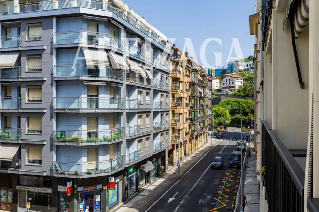 Vista exterior de Pis en venda en Donostia - San Sebastián  amb Calefacció i Balcó