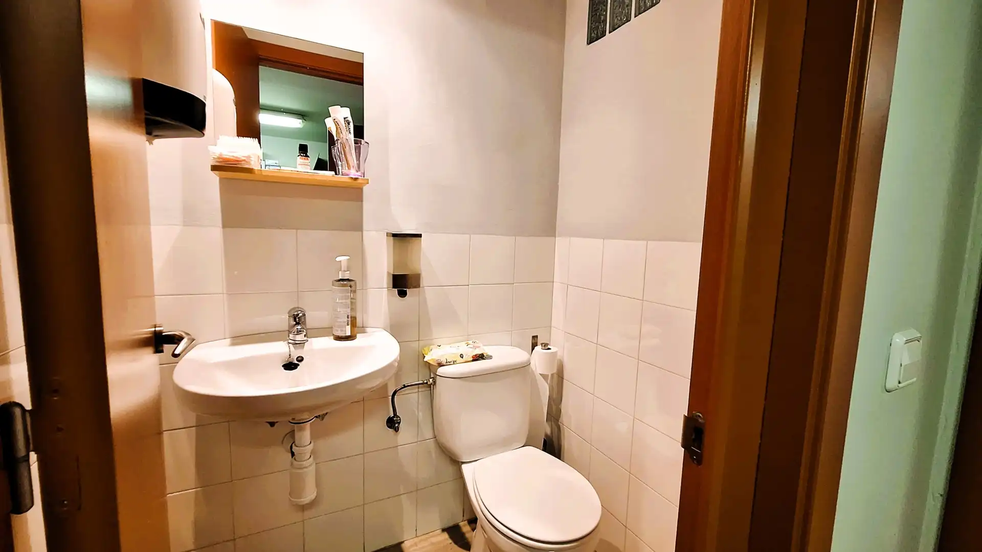 Badezimmer von Geschaftsraum zum Verkauf in Girona mit Klimaanlage