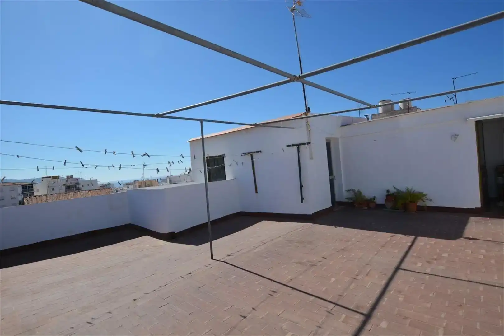 Außenansicht von Einfamilien-Reihenhaus zum Verkauf in Nerja mit Klimaanlage und Balkon