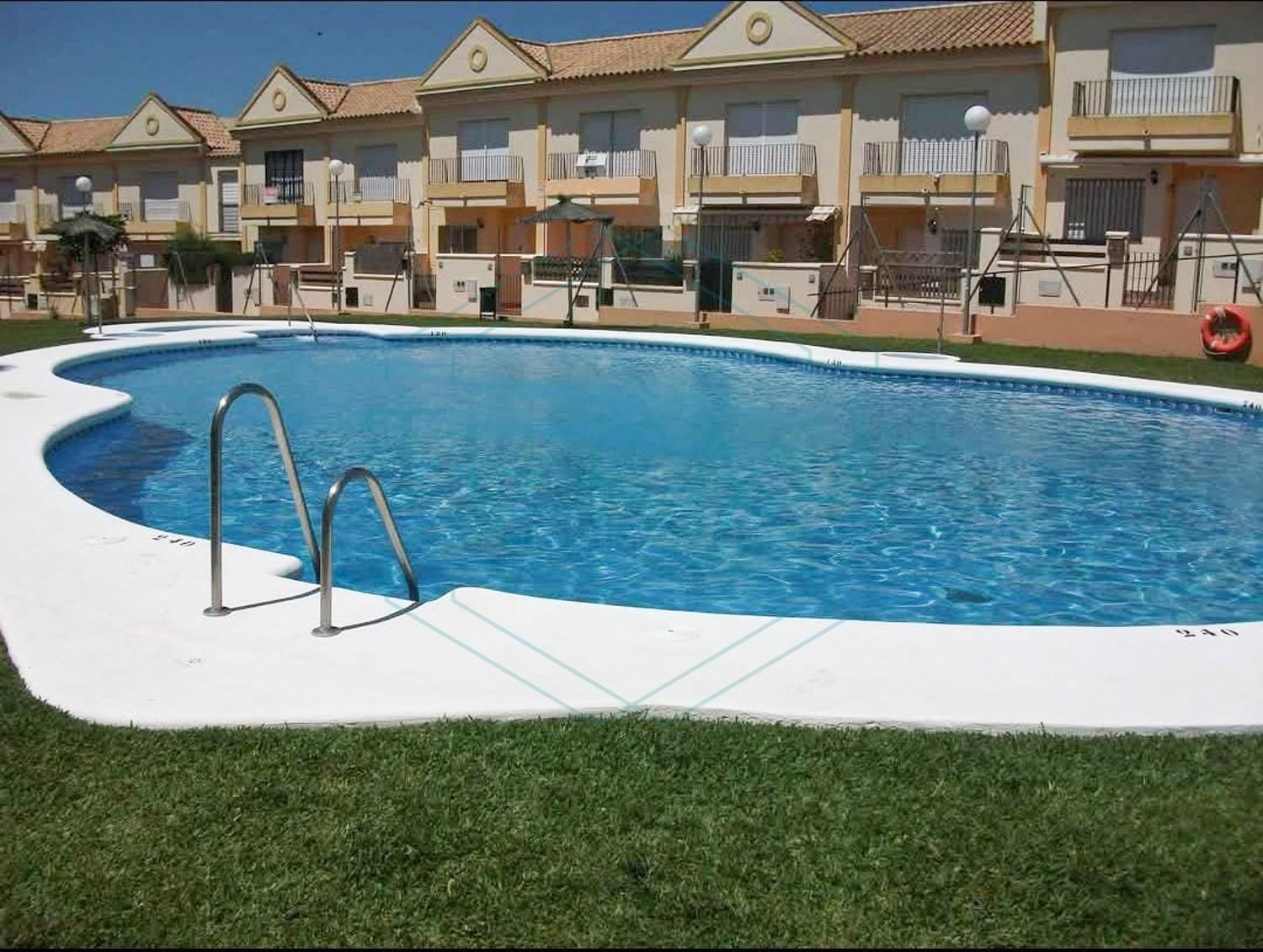 Piscina de Apartament de lloguer en Chiclana de la Frontera amb Jardí privat, Terrassa i Piscina comunitària