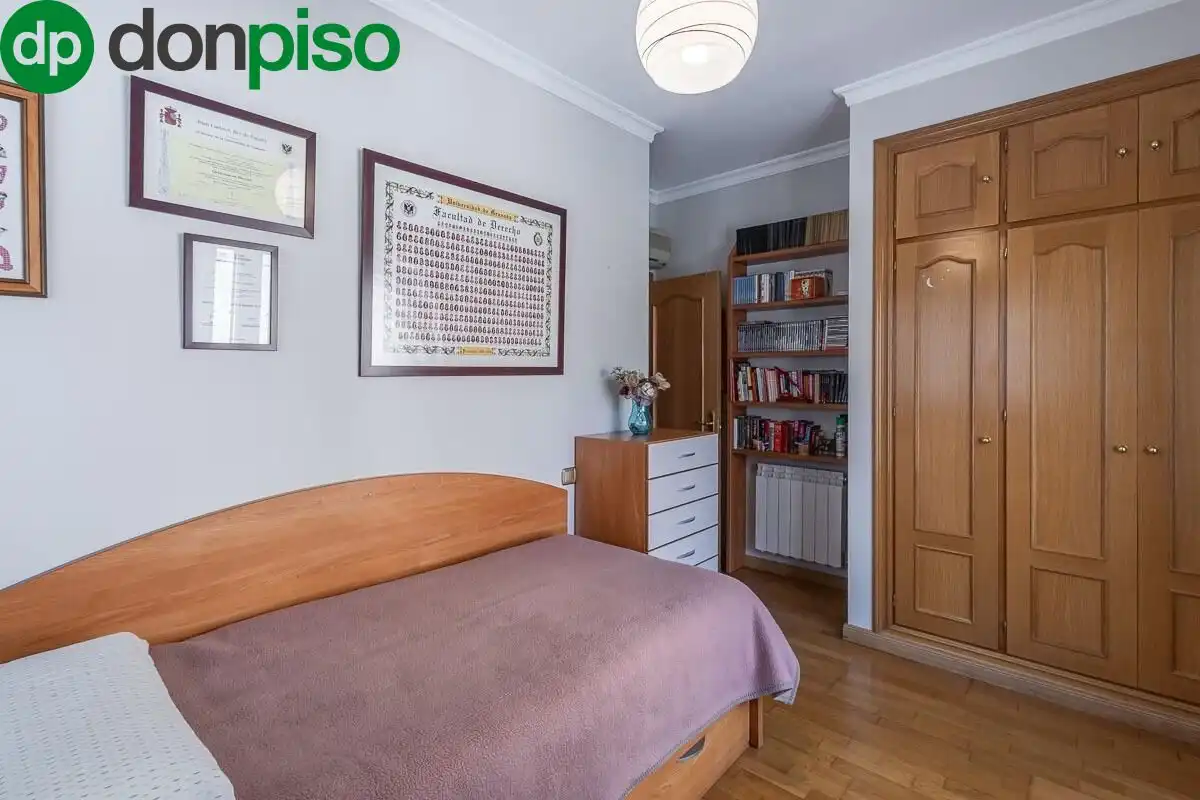 Habitación de Casa adosada en venta en Granada con Calefacción, Jardín privado y Terraza