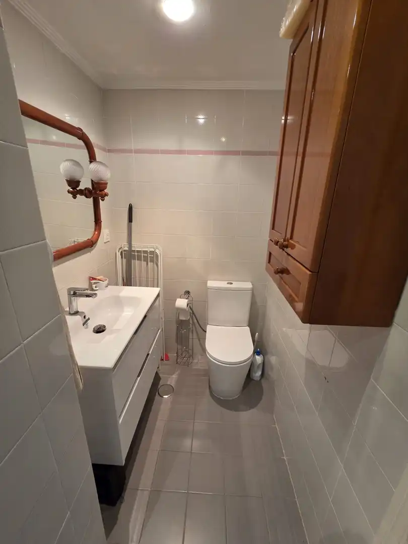 Bany de Àtic en venda en Oviedo  amb Calefacció, Jardí privat i Parquet