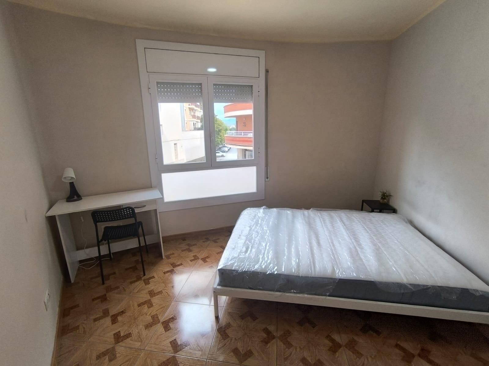 Bedroom of Flat to share in Manresa  with Heating and Balcony