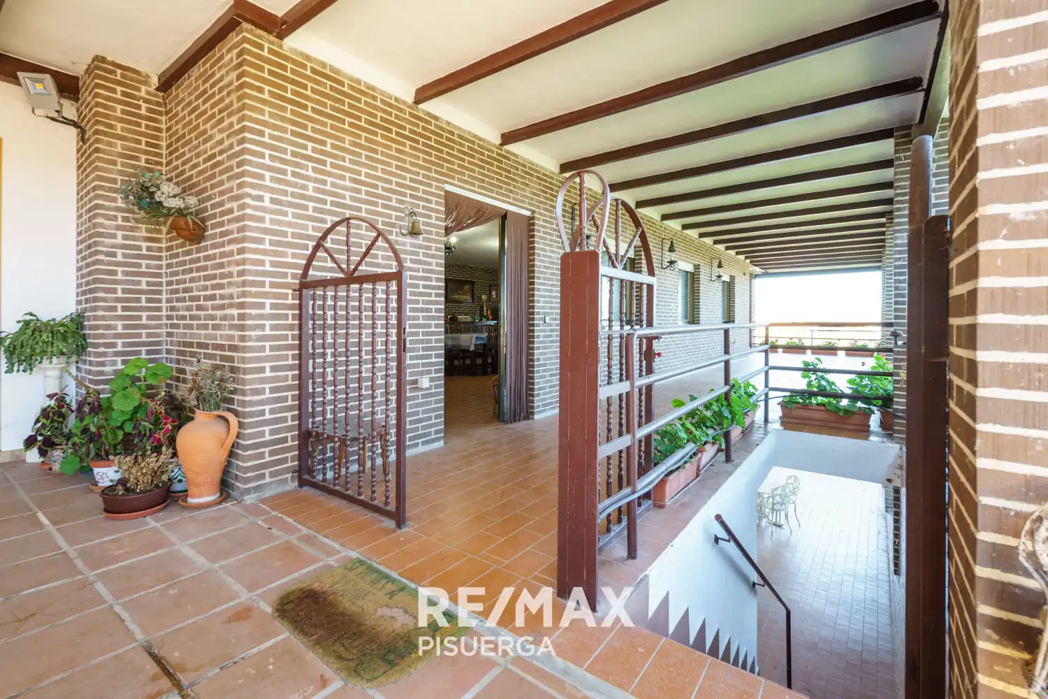 Vista exterior de Casa o xalet en venda en Tudela de Duero amb Calefacció, Jardí privat i Terrassa