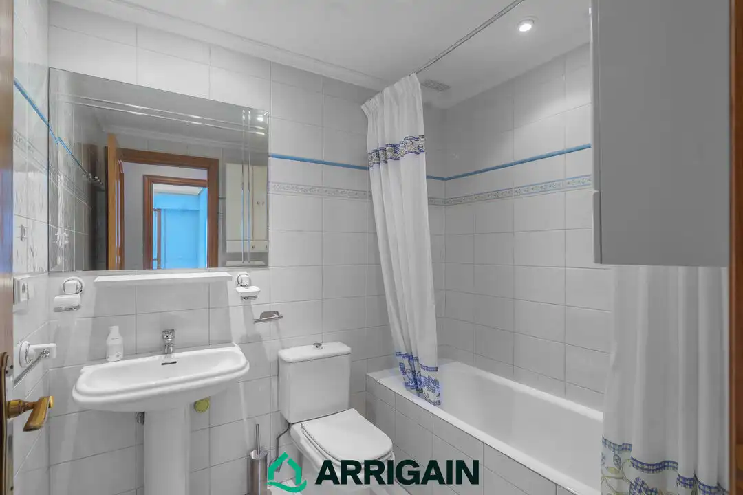 Baño de Piso en venta en Donostia - San Sebastián  con Calefacción, Terraza y Trastero