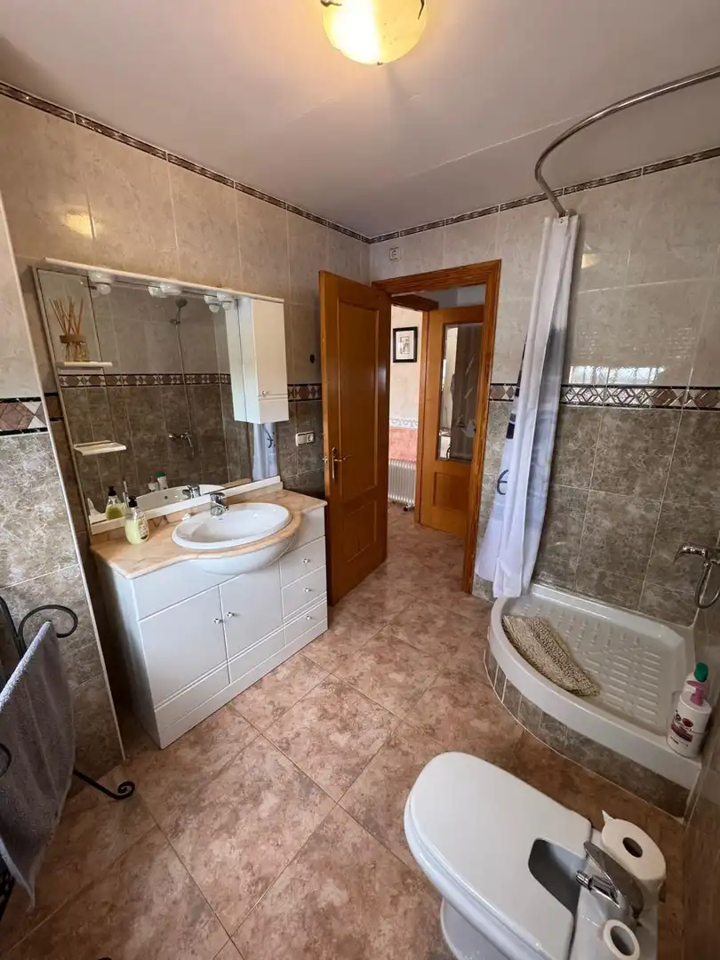 Bany de Casa o xalet en venda en La Pobla de Vallbona amb Aire condicionat, Jardí privat i Terrassa