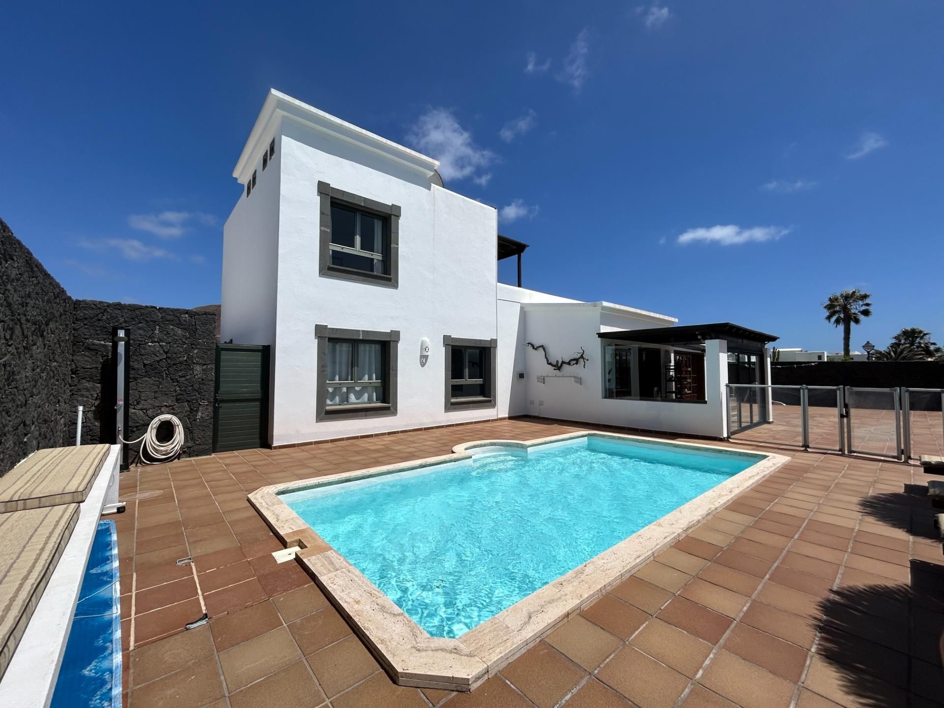Vista exterior de Casa o xalet en venda en Yaiza amb Aire condicionat, Jardí privat i Terrassa