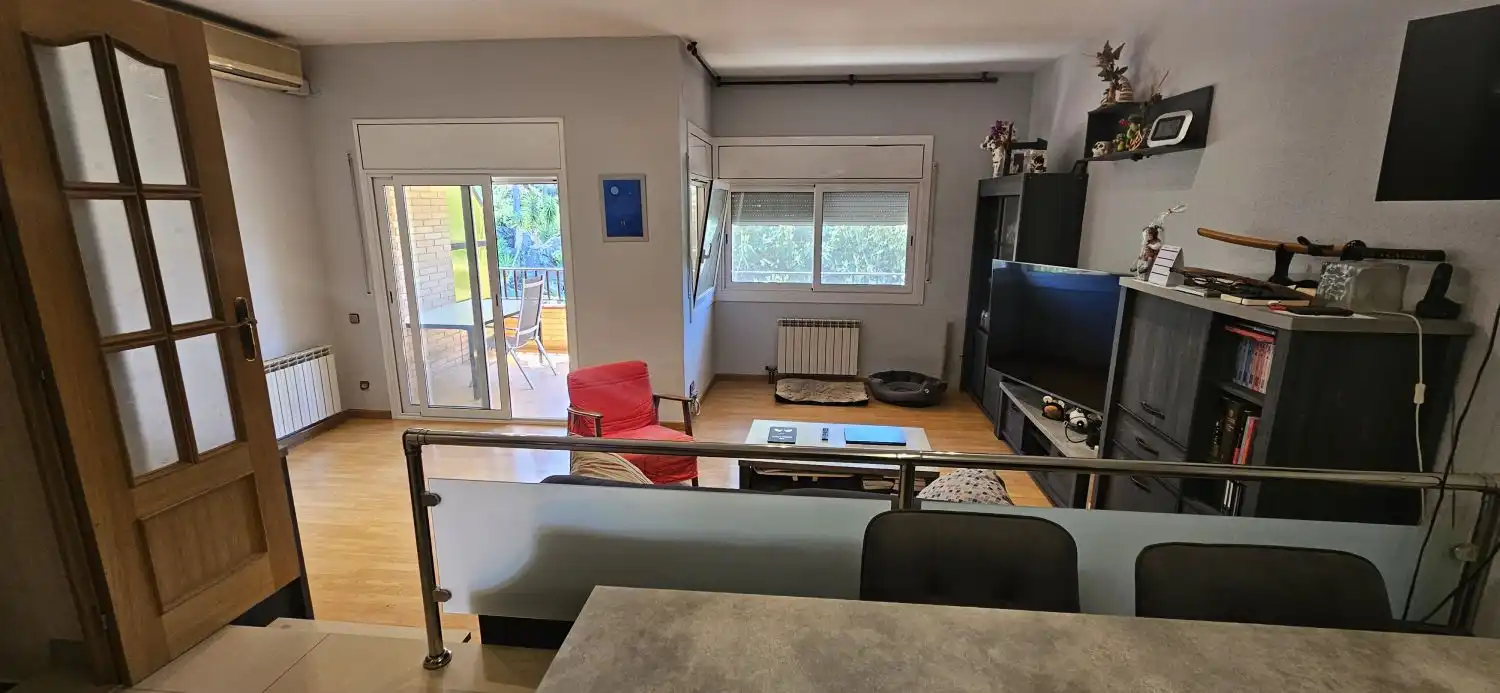 Sala d'estar de Casa o xalet en venda en Corbera de Llobregat amb Aire condicionat, Calefacció i Jardí privat