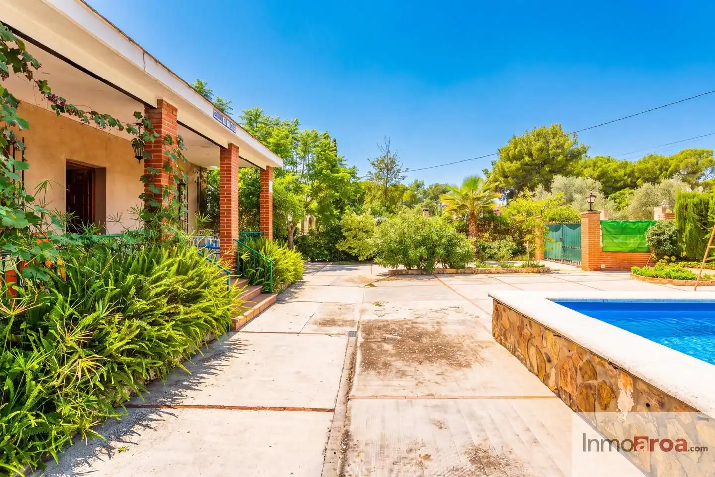 Vista exterior de Casa o xalet en venda en Olocau amb Aire condicionat, Calefacció i Jardí privat