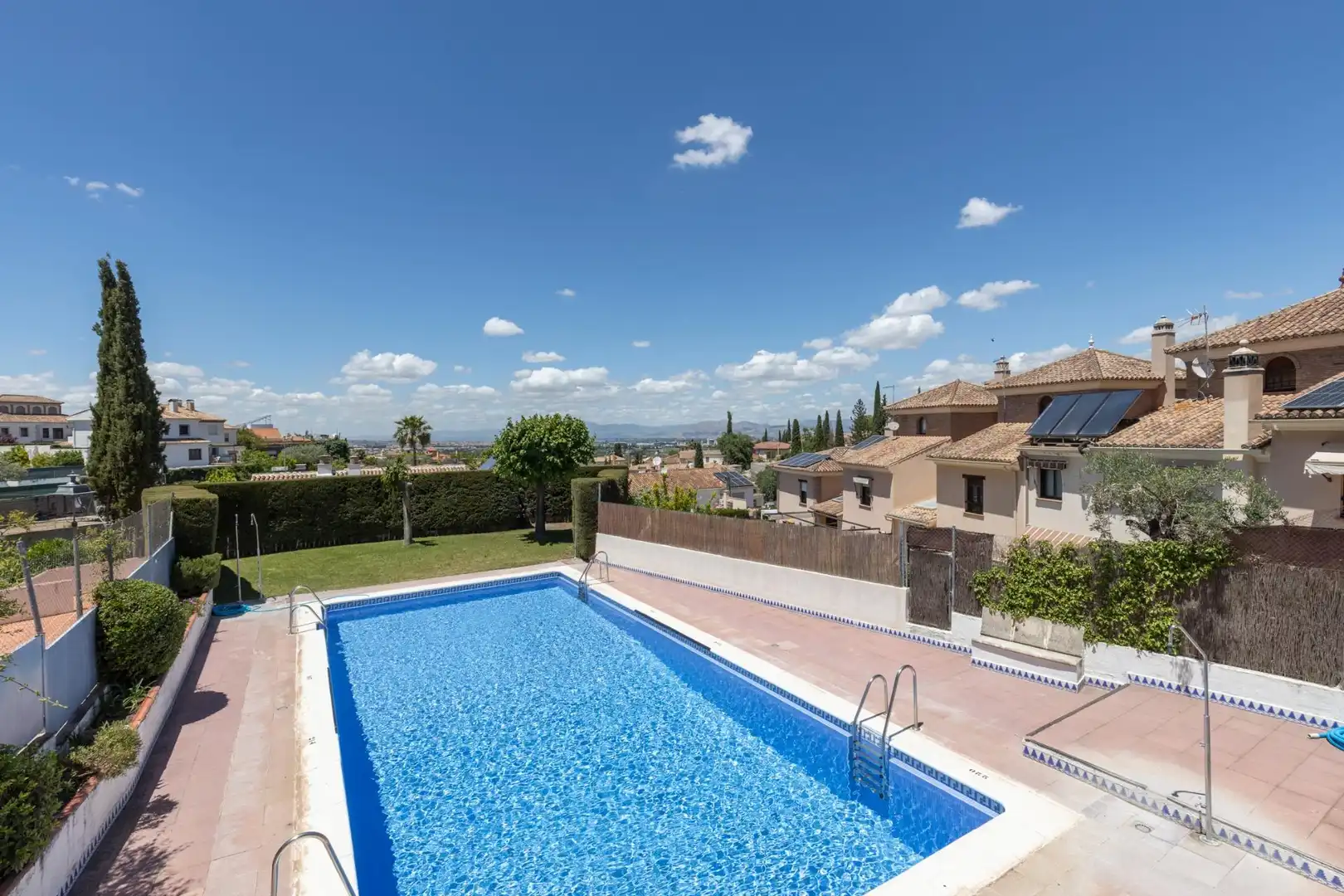 Piscina de Casa o xalet en venda en La Zubia amb Aire condicionat, Calefacció i Piscina comunitària