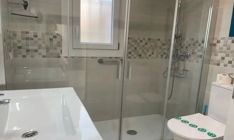 Badezimmer von Wohnungen zum Verkauf in Roses mit Klimaanlage, Heizung und Terrasse