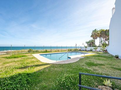 Swimming pool of Single-family semi-detached for sale in Estepona
