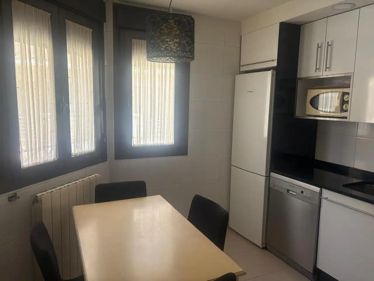 Cuina de Casa o xalet en venda en Zaragoza amb Aire condicionat, Calefacció i Jardí privat
