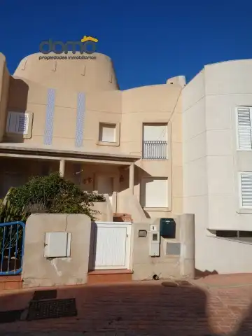 Außenansicht von Einfamilien-Reihenhaus zum Verkauf in El Ejido mit Privatgarten, Terrasse und Abstellraum