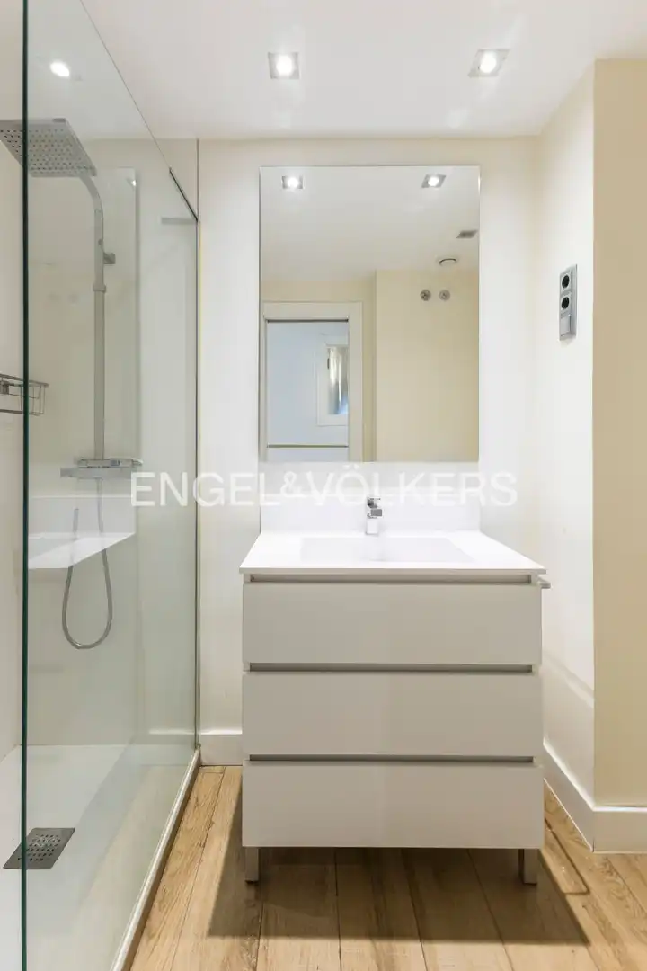 Badezimmer von Wohnung zur Miete in Madrid mit Klimaanlage und Heizung