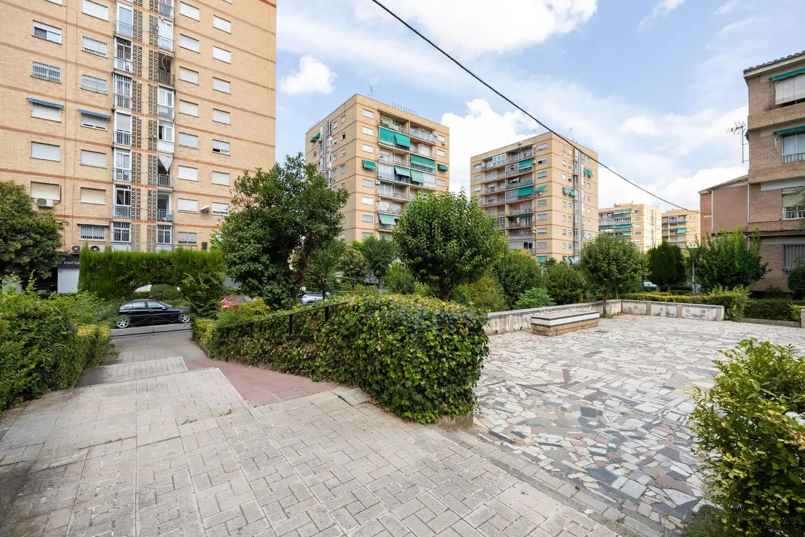 Vista exterior de Pis en venda en Granada amb Calefacció, Terrassa i Traster