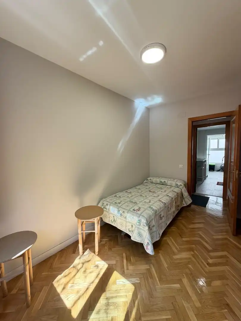 Schlafzimmer von Wohnung zur Miete in Madrid mit Heizung, Privatgarten und Parkett