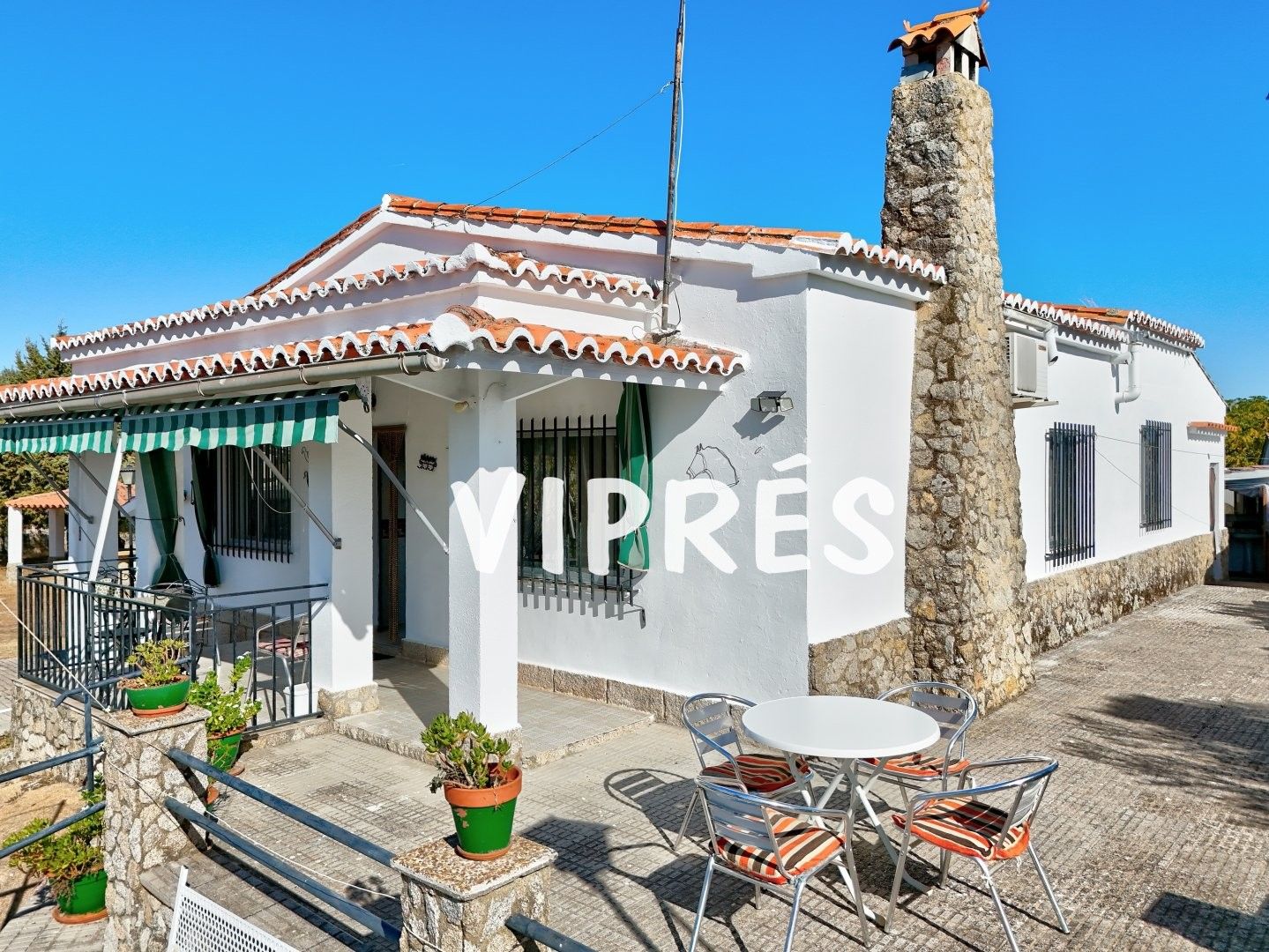 Vista exterior de Casa o xalet en venda en Malpartida de Cáceres amb Aire condicionat, Calefacció i Moblat