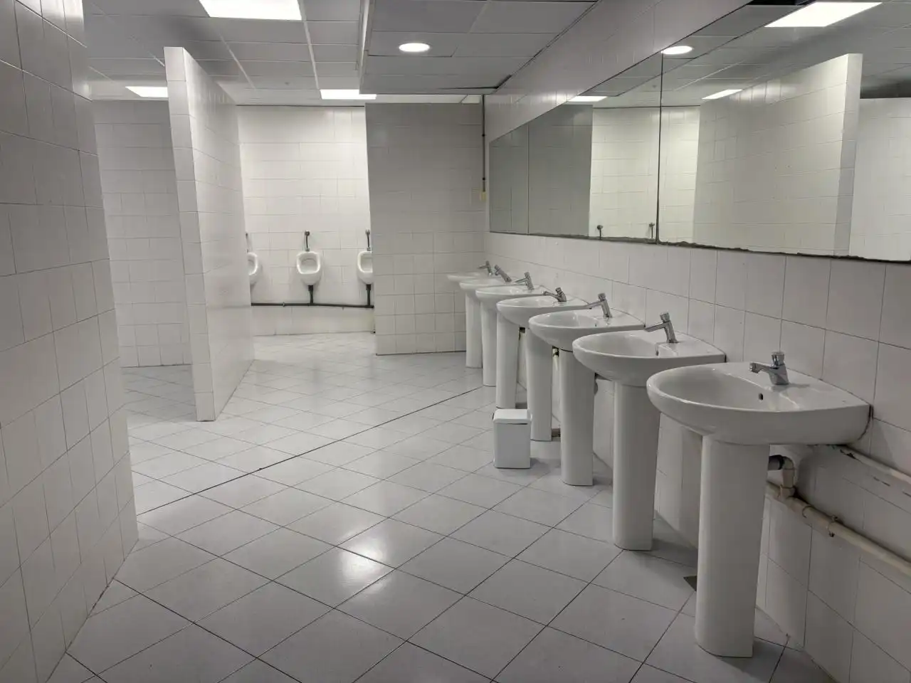 Baño de Nave industrial de alquiler en El Prat de Llobregat con Calefacción y Alarma