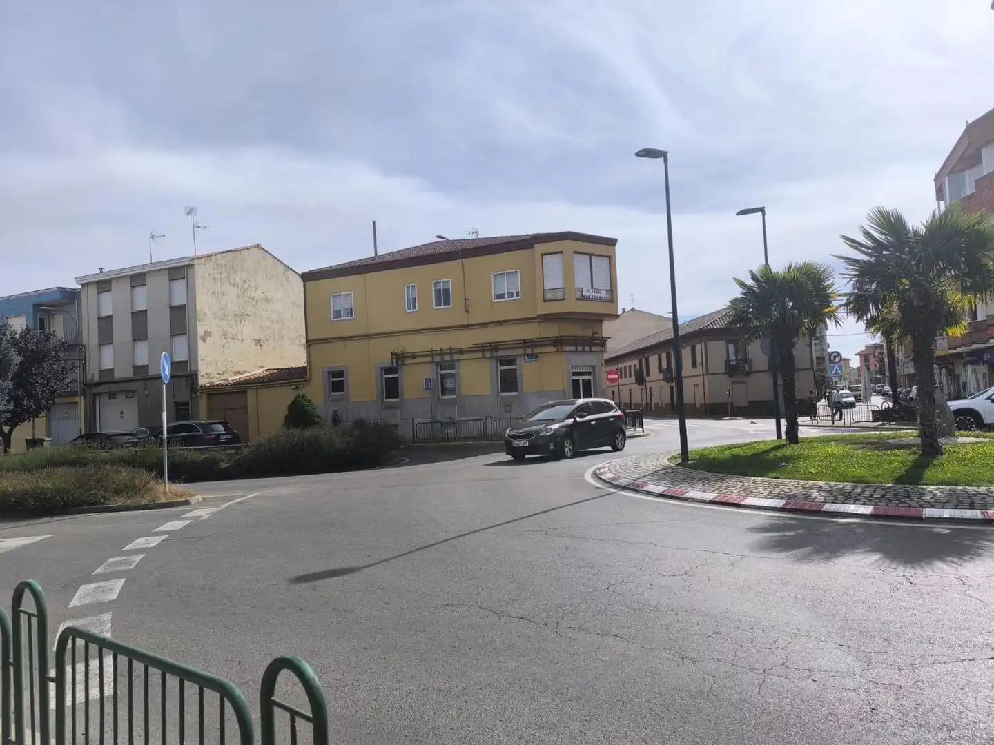 Vista exterior de Casa adosada en venda en Santa María del Páramo amb Calefacció i Terrassa