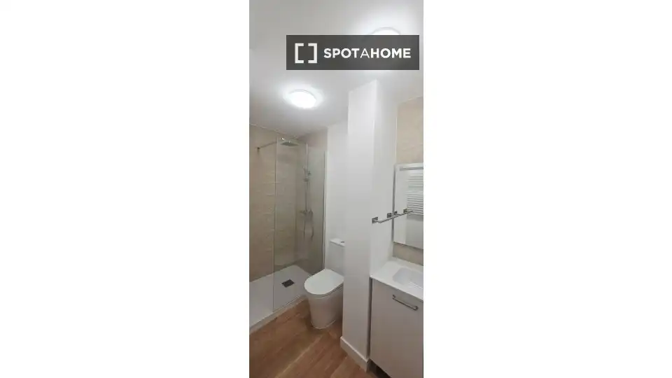 Badezimmer von Wohnung zur untervermieten in Madrid mit Klimaanlage, Heizung und Terrasse
