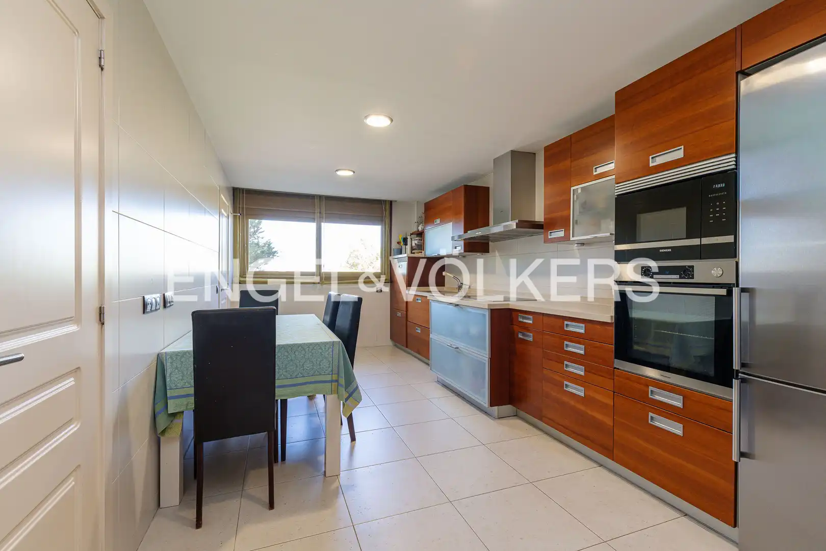 Cocina de Casa adosada en venta en Las Rozas de Madrid con Aire acondicionado, Calefacción y Jardín privado