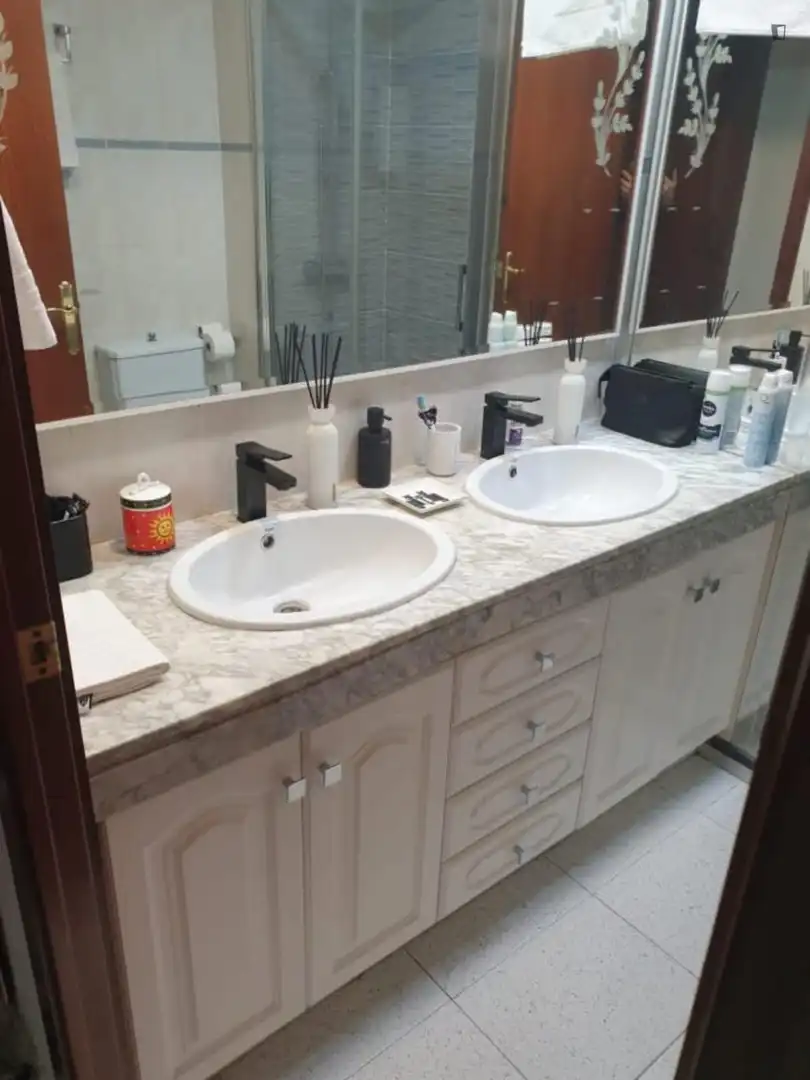 Baño de Apartamento para compartir en Badalona con Amueblado, Horno y Lavadora