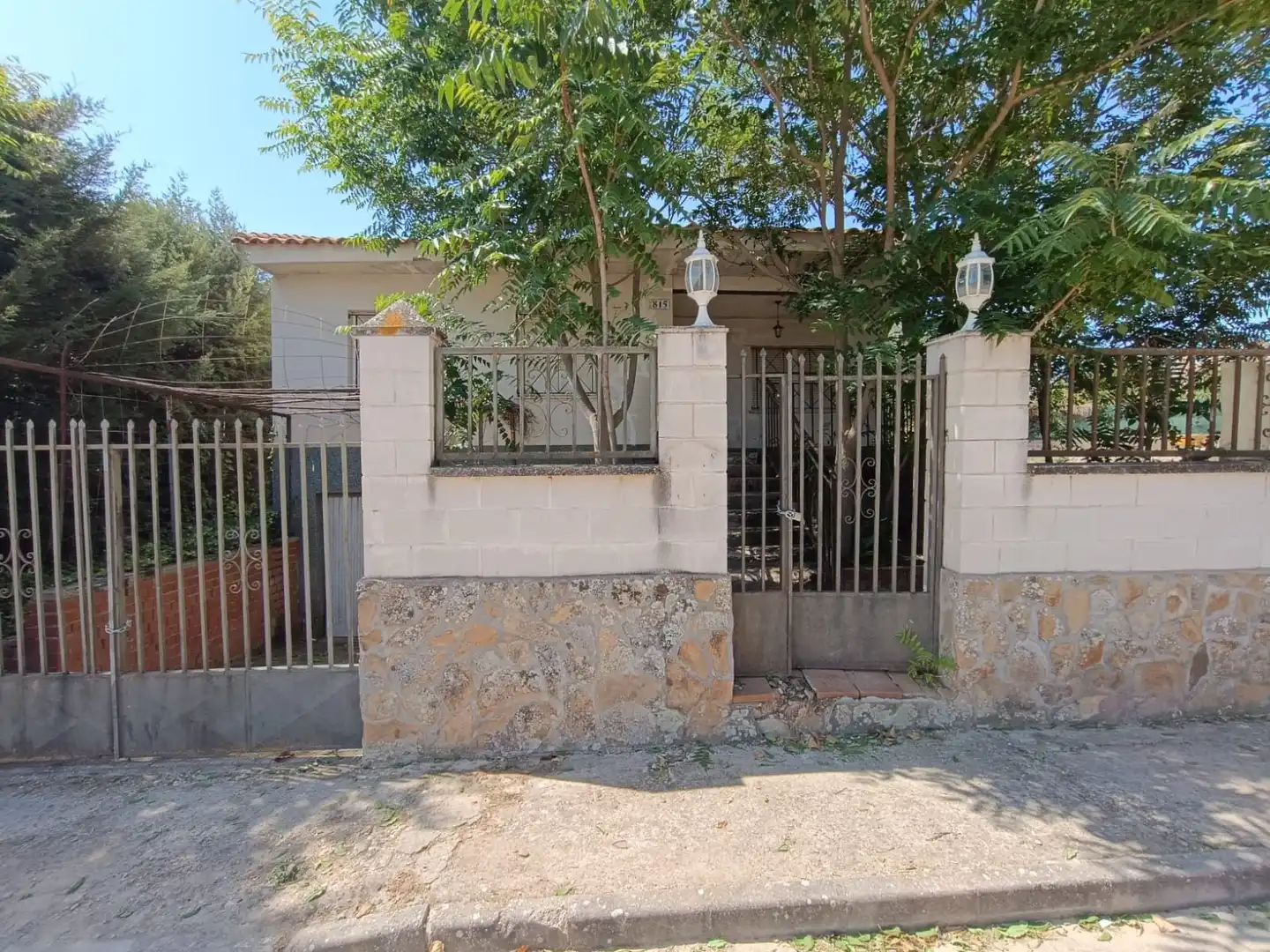 Vista exterior de Casa o xalet en venda en Lillo amb Calefacció, Jardí privat i Traster